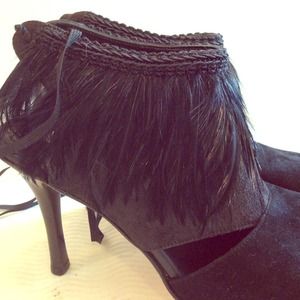 Beautiful black fringe with feathers heels