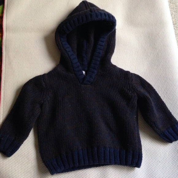 Knit pullover sweater.