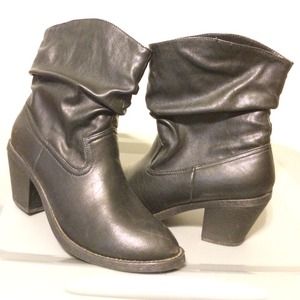 Black scrunched booties Sz 9