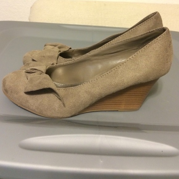 Dark taupe faux suede wedge Sz 9