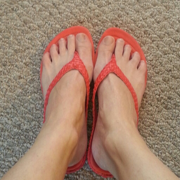 SOLD!! Kenneth Cole Reaction coral sandals