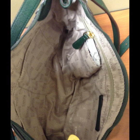 NWT MICHAEL Michael Kors green leather crossbody - Picture 3 of 4