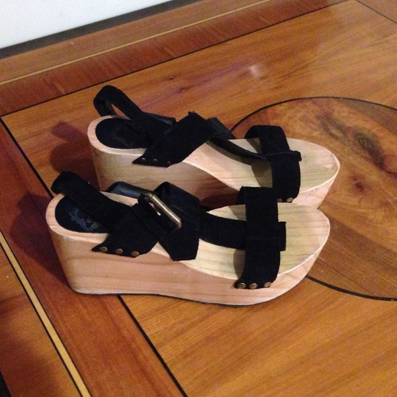 Wooden wedge sandals