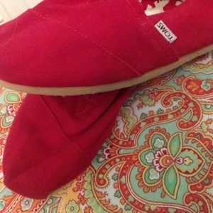 Like new red toms!