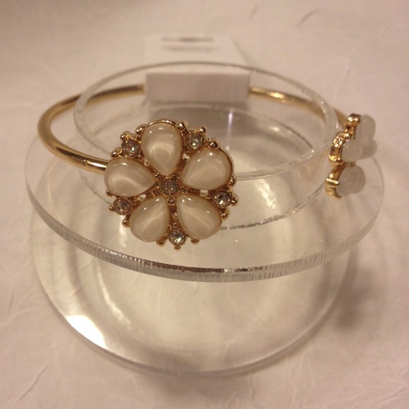 ❌SOLD❌ flower bracelet - Picture 2 of 3