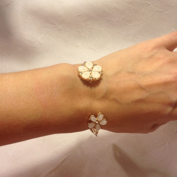 ❌SOLD❌ flower bracelet - Picture 3 of 3