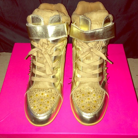 Cute wedged sneakers !