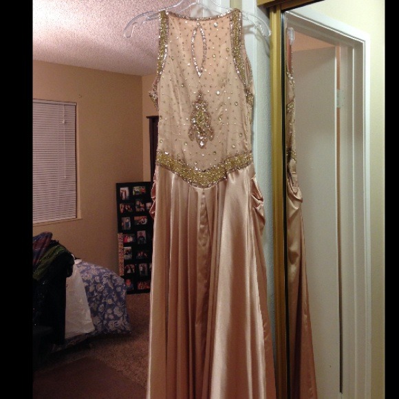 Stunning Gold/cream gown! Price negotiable💢SALE💢 - Picture 3 of 4