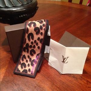 Sold Authentic Louis Vuitton Bandeau Leo.marron