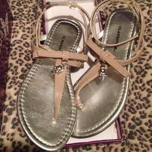 Nude sandals with skull charm 💛💀🎀