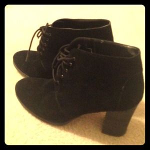 Barely worn versatile shoe boots!