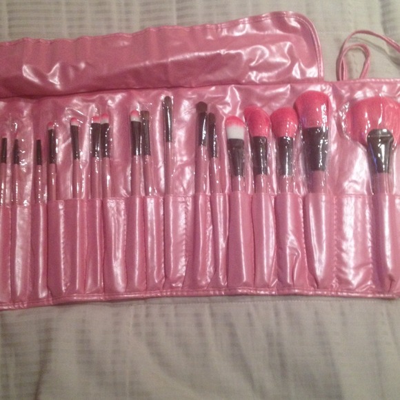 Accessories - 🎀💄20 piece make up brushes🎀💄(5)avail