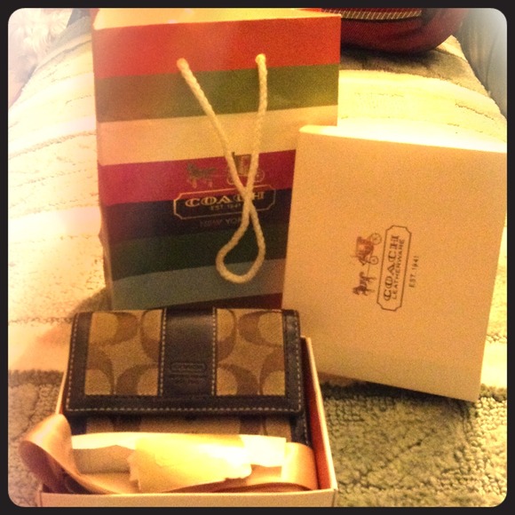 coach wallet with gift box ;)