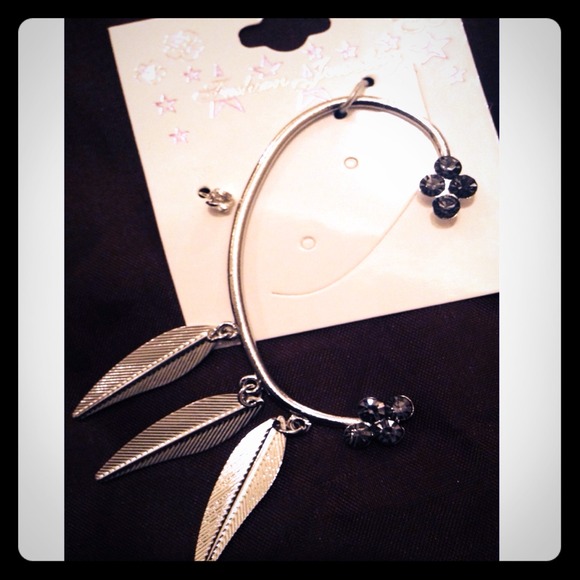 BN*Silver Ear Cuff W/Black Rhinestones & Leaves🍃