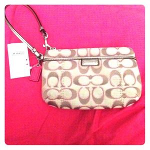 🚨SOLD ON EBAY🚨Coach wristlet with tags