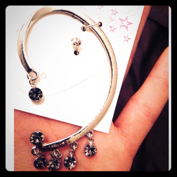 BN* Silver Ear Cuff w/ Black Rhinestones💎
