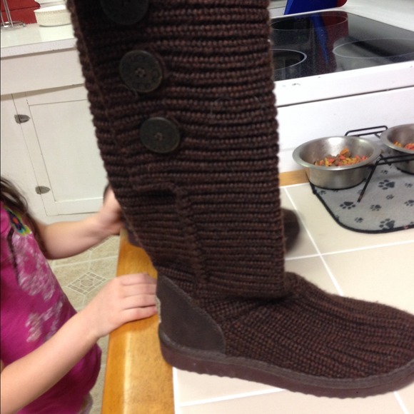 Brown sweater uggs