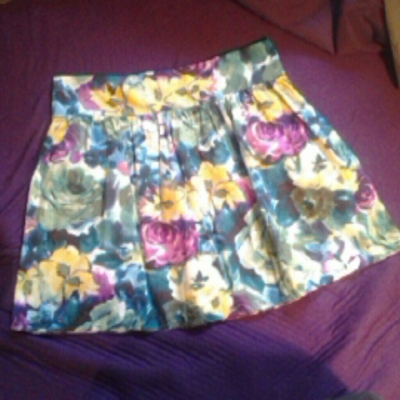 Floral mid-thigh skirt