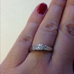 For @worcutestld White Gold Diamond 3-stone ring