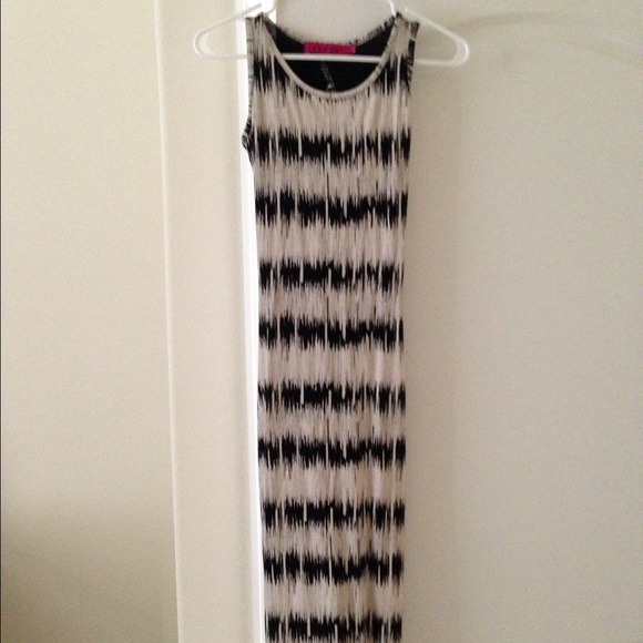 Bodycon black and white dress with open back
