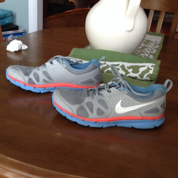 Nike Shoes - Nike tennis shoes