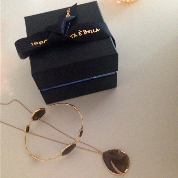 Ippolita 18k gold bangle with seashell