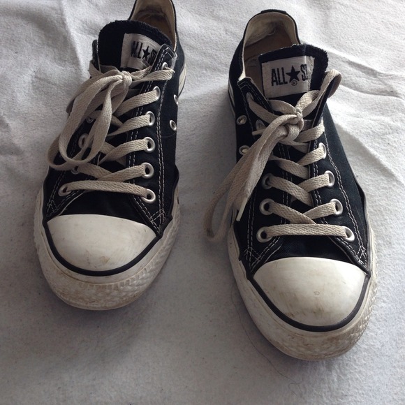 black low-top converse