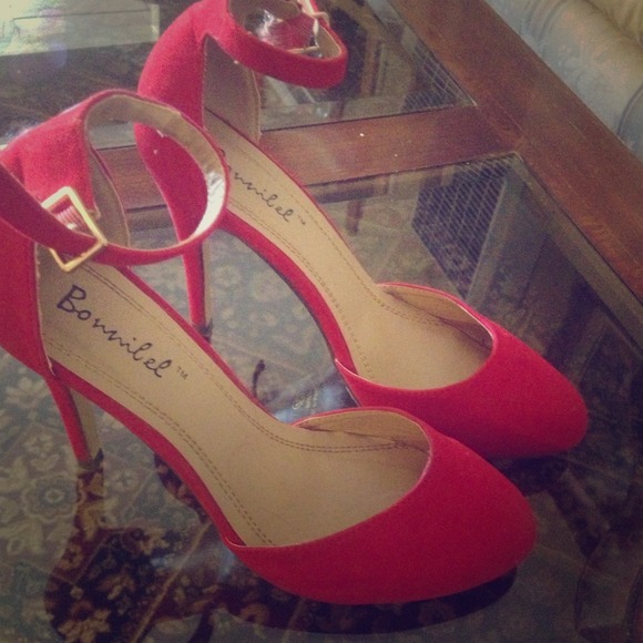 Bundle of necklace and red heels