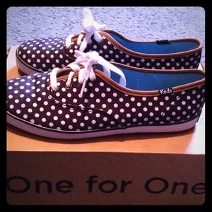 Blue polka-dot keds