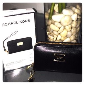 Authentic michael kors zip wallet 🎈SALE🎈
