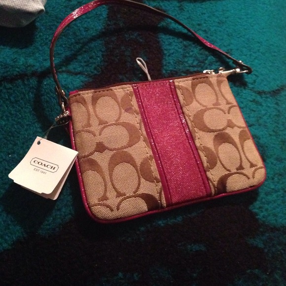 Coach wristlet. No signs of use. Used twice.