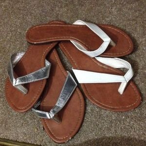 2 pairs of flip flops