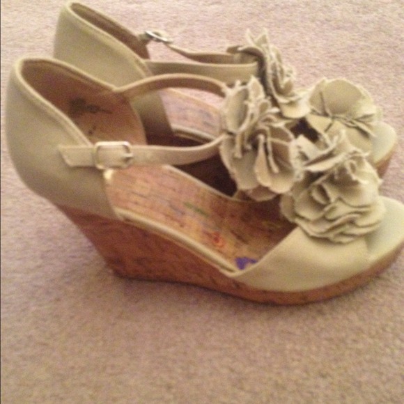 Sold in Bundle Olsenboye Wedge Tan Sandals. - Picture 2 of 4