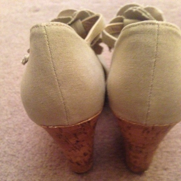 Sold in Bundle Olsenboye Wedge Tan Sandals. - Picture 3 of 4