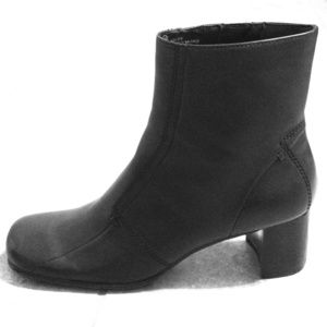 Leather dress boots size 10 sold in bundle