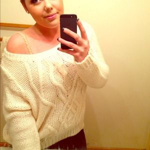 Very comfy oversized sweater 💛