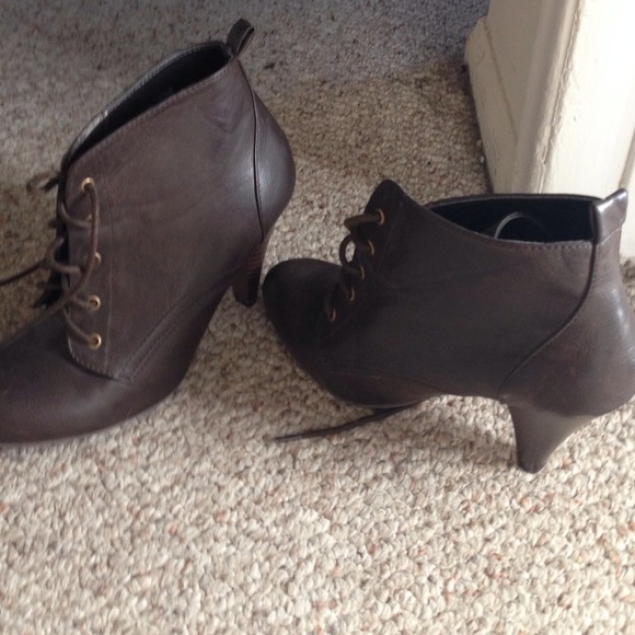 Brown heeled tie -up booties