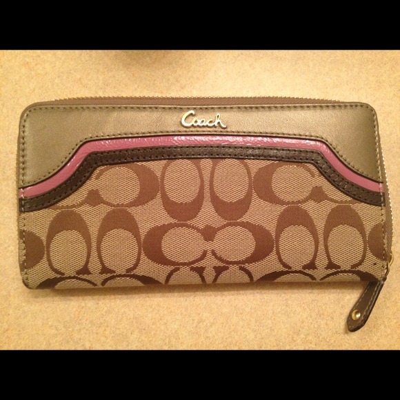 Authentic Coach Wallet 🌺