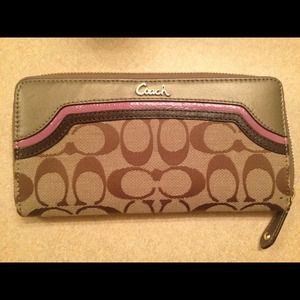 Authentic Coach Wallet 🌺