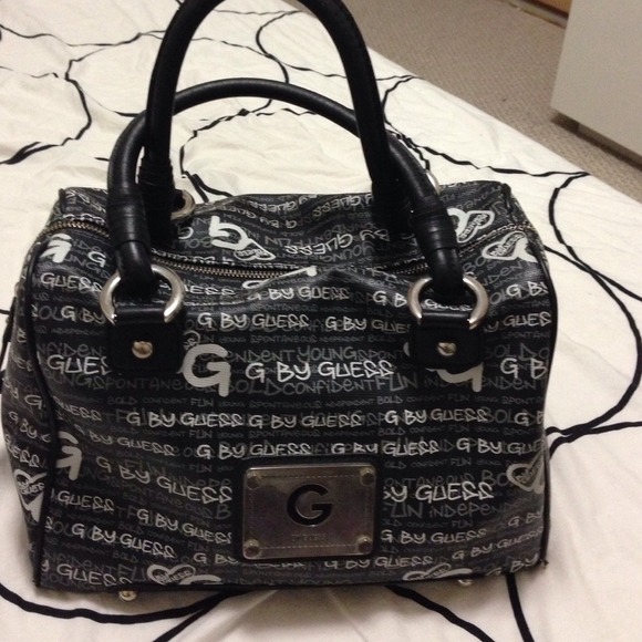 ⛔️SOLD⛔️🎀Guess Handbag!🎀 - Picture 2 of 3