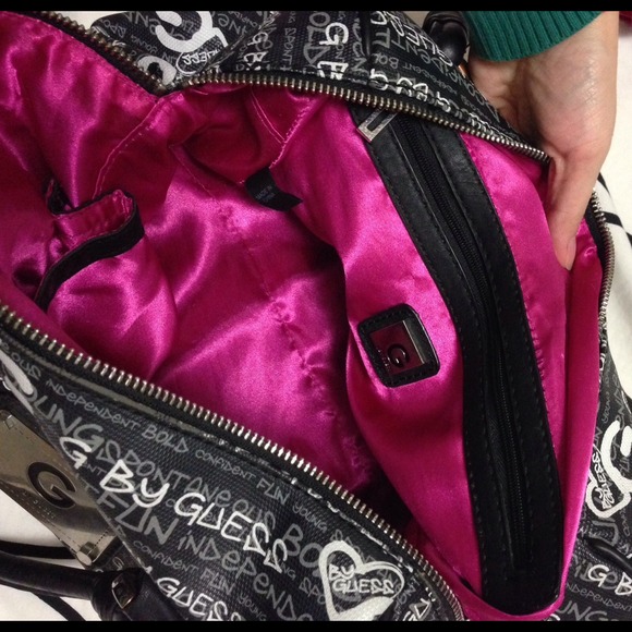 ⛔️SOLD⛔️🎀Guess Handbag!🎀 - Picture 3 of 3