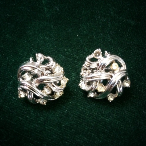Vintage TRIFARI Basket weave Clip Earrings!!