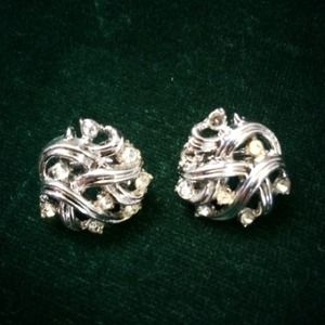 Vintage TRIFARI Basket weave Clip Earrings!!