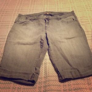 Grey cuffed Bermuda shorts