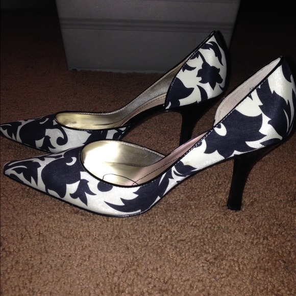 ❤️GORGEOUS❤️ Satin Anne Klein heels.