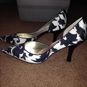 ❤️GORGEOUS❤️ Satin Anne Klein heels.