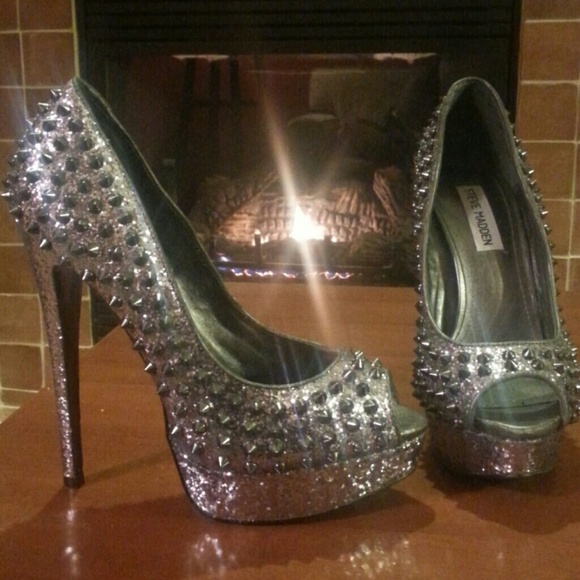 7.5 Steve Madden Spiked Glitter Pumps