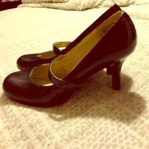 Black shiny Mary Jane pumps