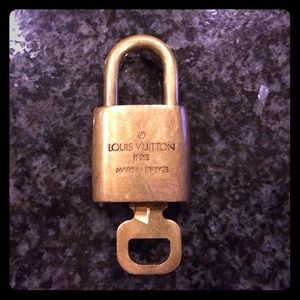 ❤️Authentic Louis Vuitton lock and key