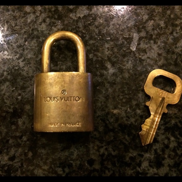 Sold!!! Authentic Louis Vuitton lock and key - Picture 3 of 3